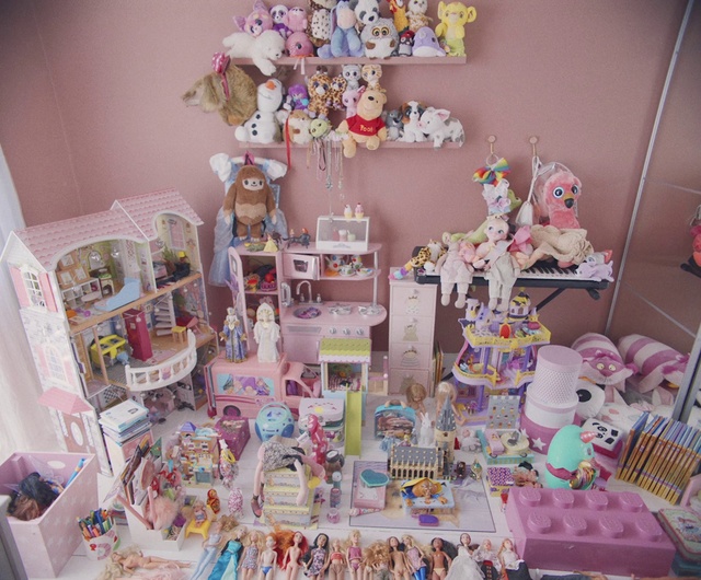 Video Reference N1: Pink, Product, Toy, Souvenir, Collection, Party, Room, Baby shower, Sweetness, Doll