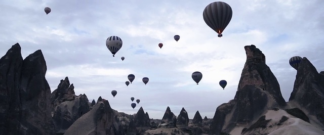Video Reference N11: Hot air ballooning, Hot air balloon, Sky, Air sports, Balloon, Vehicle, Atmosphere, Cloud, Recreation, Rock