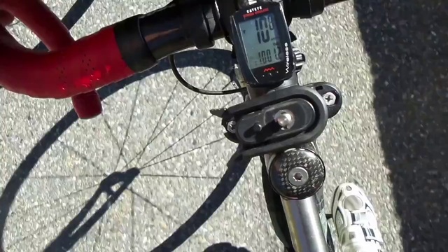 Video Reference N8: Bicycle, Bicycle part, Bicycle accessory, Vehicle, Cyclocomputer, Bicycle wheel, Bicycle handlebar, Tire, Road bicycle, Mountain bike