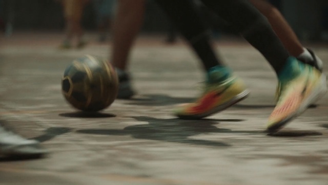 Video Reference N1: Human leg, Footwear, Leg, Shoe, Ball, Sports, Games, Recreation, Walking, Foot