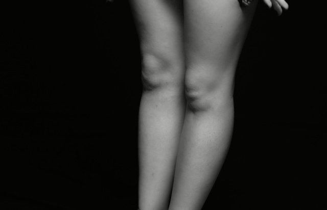 Video Reference N5: black, black and white, monochrome photography, human leg, joint, leg, photography, thigh, shoulder, monochrome, Person