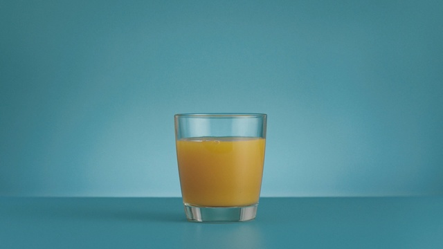 Video Reference N3: glass, drink, sour, beverage, juice, alcohol, cold, liquid, refreshment, cup, beer, lager, yellow, mug, bar, container, foam