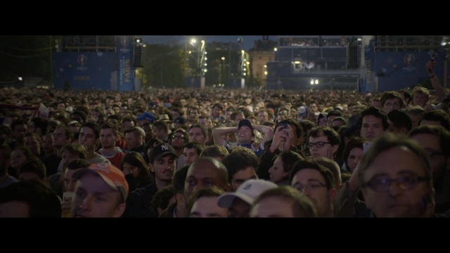 Video Reference N0: crowd, audience, people, social group, rock concert, stage, festival, event, fun, performance, Person