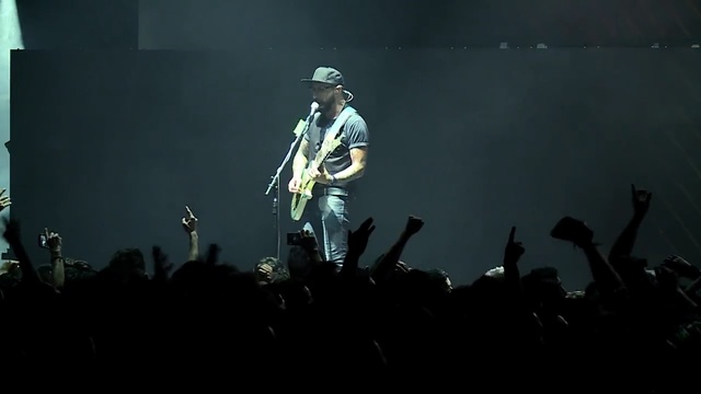 Video Reference N7: Performance, Entertainment, Performing arts, Concert, Music, Musician, String instrument, Public event, Rock concert, Music artist