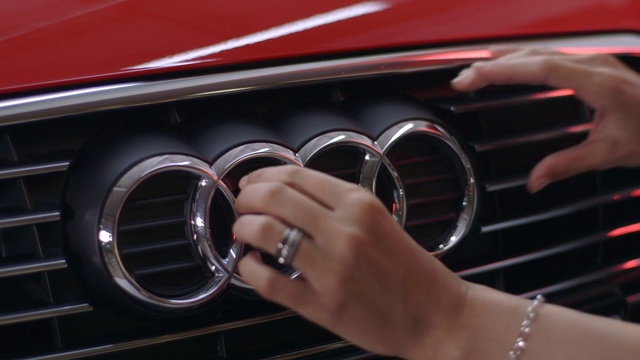 Video Reference N5: Vehicle, Car, Automotive design, Personal luxury car, Grille, Family car, Audi