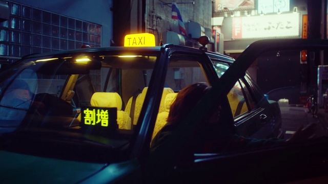 Video Reference N1: Taxi, Vehicle, Yellow, Mode of transport, Vehicle door, Car, Transport, Snapshot, Traffic, Windshield