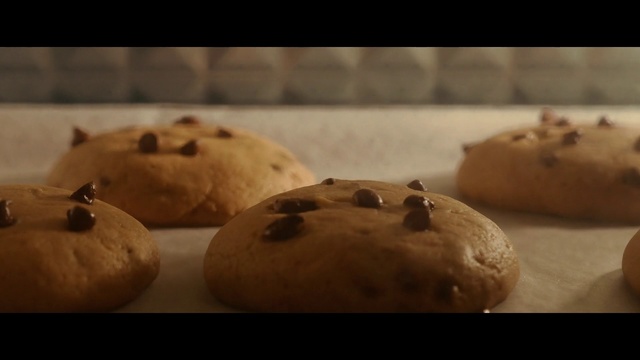 Video Reference N1: Food, Chocolate chip cookie, Cuisine, Baking, Dessert, Cookie dough, Snack, Dish, Cookies and crackers, Cookie