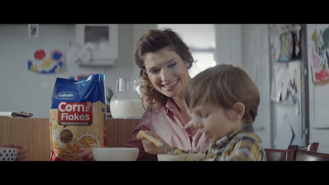 Video Reference N2: Child, Snack, Toddler, Junk food, Food, Smile, Mother, Person