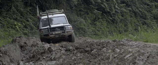 Video Reference N3: Land vehicle, Vehicle, Off-roading, Regularity rally, Off-road vehicle, Car, Mud, Geological phenomenon, Soil, Off-road racing