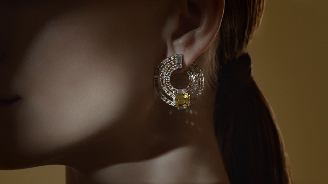 Video Reference N1: Neck, Ear, Yellow, Jewellery, Close-up, Lip, Fashion accessory, Hand, Photography, Bridal accessory