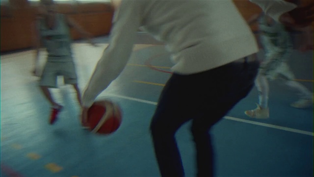 Video Reference N5: Fun, Joint, Leg, Ball, Room, Knee, Leisure, Recreation, Floor, Sports equipment