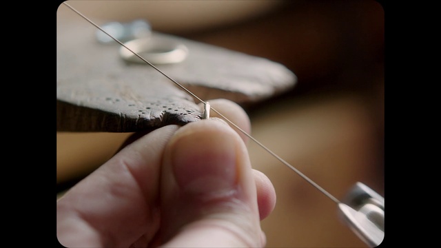 Video Reference N1: Hand, Insect, Sewing, Arthropod, Wood, Finger, Creative arts, Thumb, Sewing machine needle, Nail