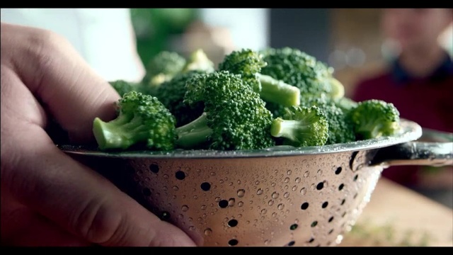Video Reference N1: Broccoli, Leaf vegetable, Food, Vegetable, Cruciferous vegetables, Superfood, Broccoflower, Produce, Plant, Kale, Person