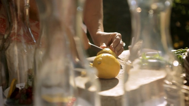 Video Reference N1: Yellow, Glass, Drink, Hand, Glass bottle, Fruit, Bottle