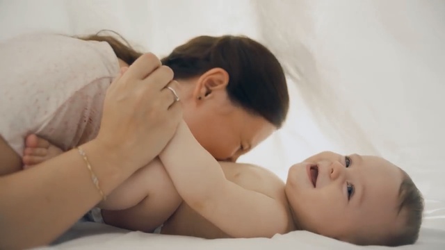 Video Reference N0: Child, Skin, Baby, Nose, Forehead, Neck, Hand, Mother, Black hair, Sleep