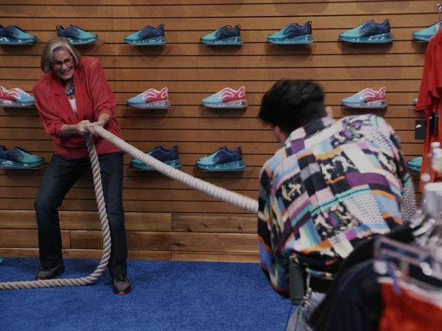 Video Reference N3: shoes, woman, old woman, man, shoes shop, nike, showroom, Person