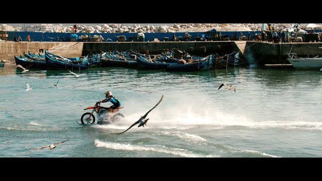 Video Reference N0: Water, Wave, Surface water sports, Extreme sport, Vehicle, Recreation, Wind wave, Wakeboarding, Sea, Boating