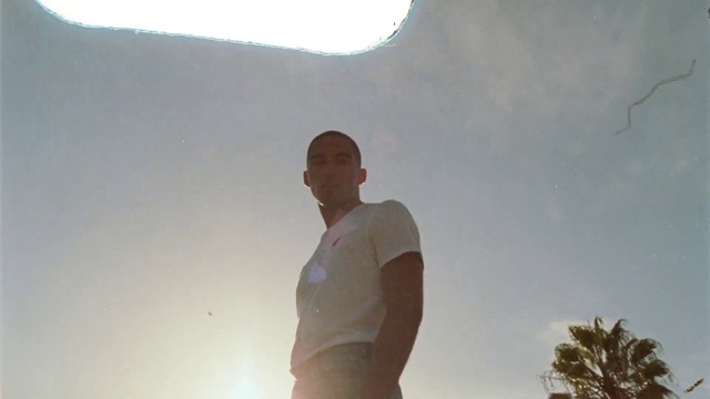 Video Reference N1: Sky, Sleeve, Sunlight, Atmospheric phenomenon, Flash photography, Morning, Tree, Tints and shades, Fun, T-shirt