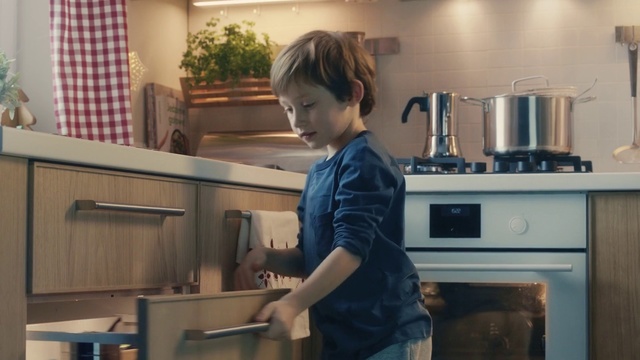 Video Reference N1: Kitchen, Room, Cooking, Child, Cook