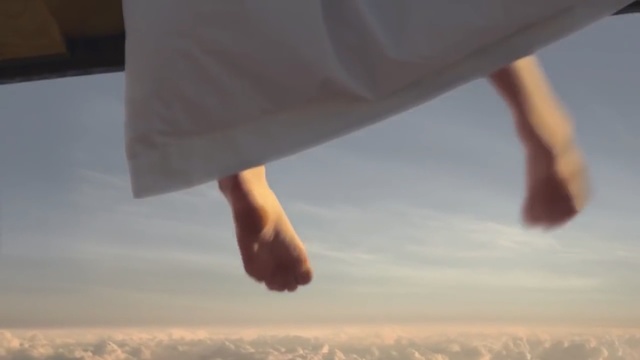 Video Reference N0: Sky, Leg, Hand, Barefoot, Footwear, Atmosphere, Cloud, Shoe, Foot, Human leg