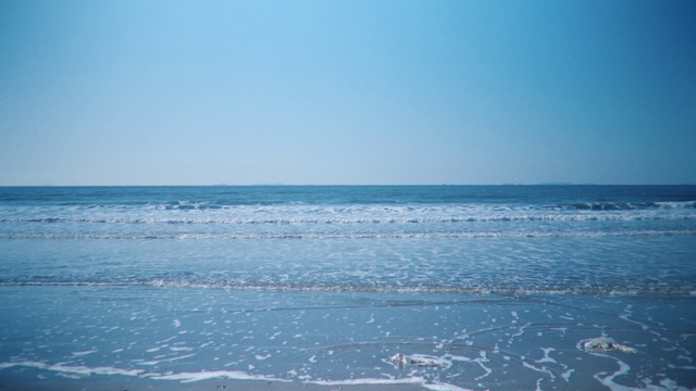 Video Reference N4: Body of water, Sea, Ocean, Wave, Horizon, Sky, Water, Blue, Wind wave, Shore