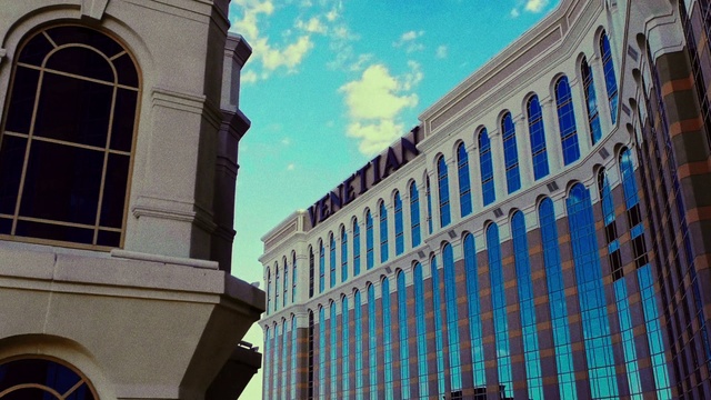 Video Reference N1: Landmark, Architecture, Building, Daytime, Metropolitan area, City, Metropolis, Urban area, Human settlement, Facade