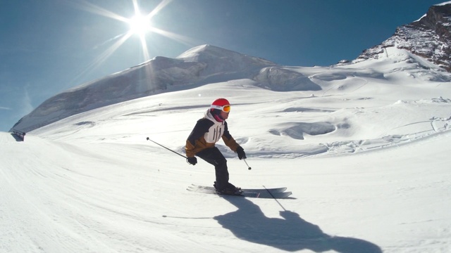 Video Reference N5: Sky, Mountain, Sports equipment, Snow, Cloud, Slope, Ski, Glacial landform, Goggles, Outdoor recreation