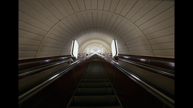 Video Reference N0: Escalator, Symmetry, Light, Tunnel, Architecture, Transport, Infrastructure, Line, Darkness, Fixed link