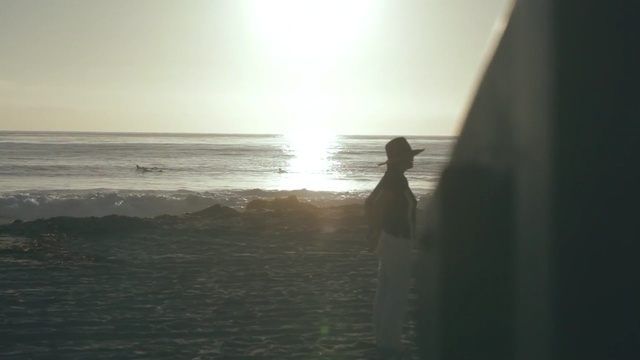 Video Reference N2: sea, body of water, ocean, water, wave, horizon, calm, shore, sky, sun, Person