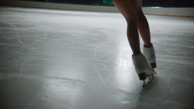 Video Reference N12: Floor, Leg, Footwear, Ice skating, Human leg, Flooring, Skating, Recreation, Human body, Ankle