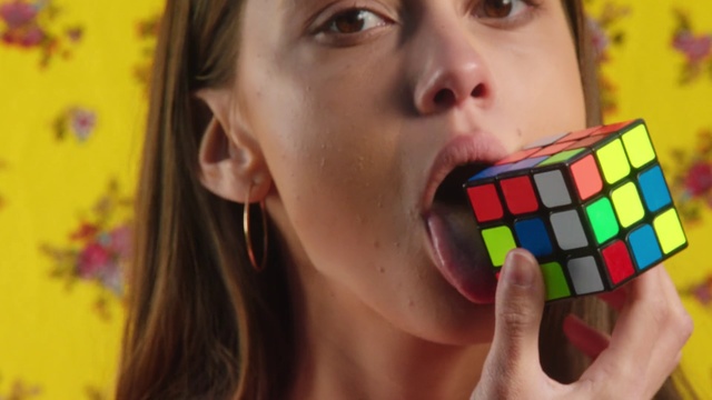 Video Reference N3: Rubiks cube, Toy, Puzzle, Mechanical puzzle, Colorfulness, Play