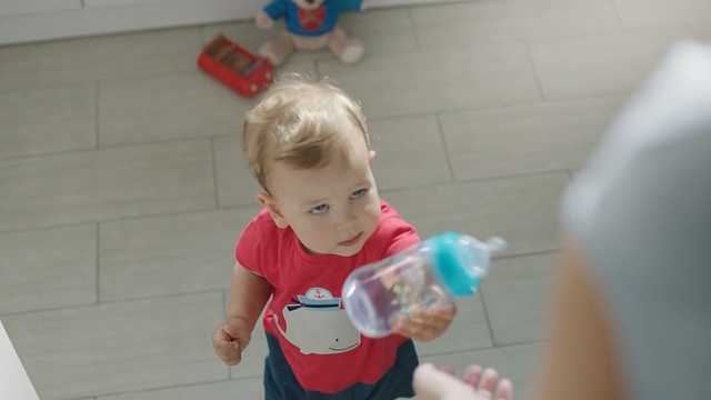 Video Reference N5: Child, Toddler, Water, Fun, Play, Baby, Vacation, Plastic bottle, Smile