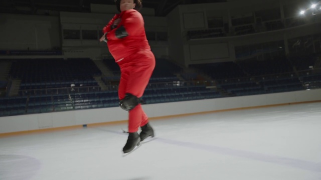 Video Reference N5: Red, Ice rink, Ice skating, Recreation, Sports, Sports equipment, Skating, Player, Competition event, Games