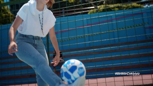 Video Reference N0: Hat, Soccer, Football, Ball, Sunglasses, Street fashion, Thigh, Leisure, Electric blue, Soccer ball