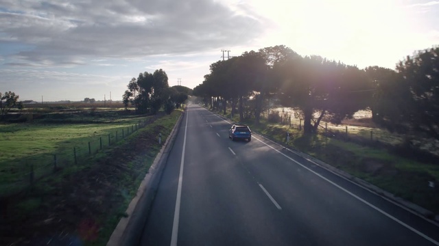 Video Reference N1: Road, Highway, Sky, Lane, Freeway, Asphalt, Atmospheric phenomenon, Light, Morning, Thoroughfare