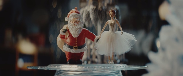 Video Reference N3: Figurine, Santa claus, Christmas, Fictional character, Event, Holiday, Performance
