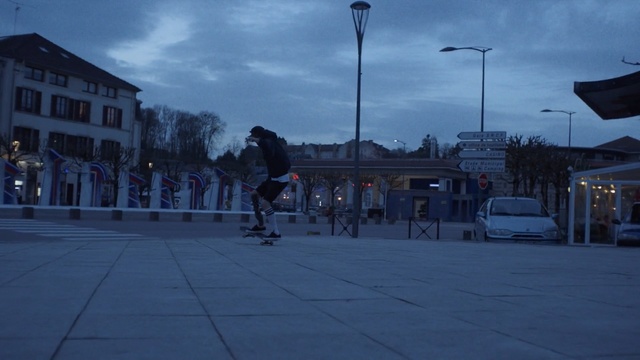 Video Reference N2: sky, urban area, town, cloud, light, street light, evening, city, morning, tree, Person