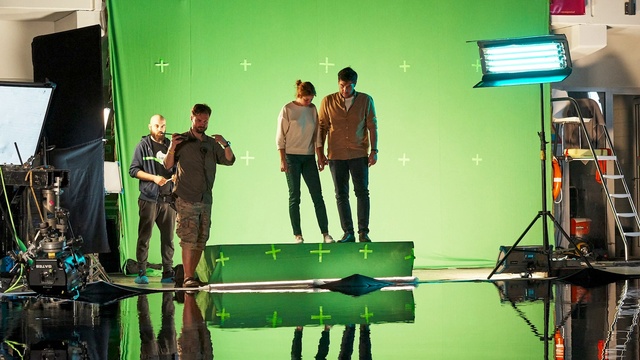 Video Reference N0: Green, Standing, Film studio, Performance, Technology, Sound stage, Plant, Stage