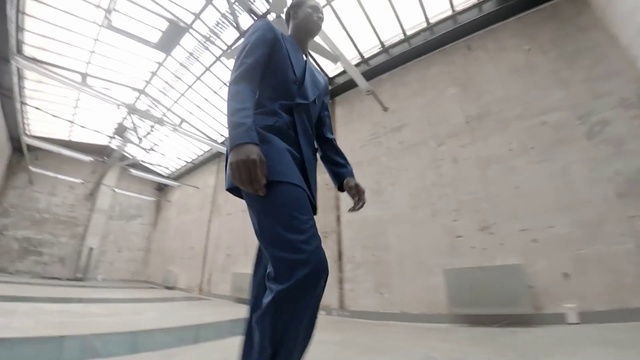 Video Reference N1: Standing, Snapshot, Outerwear, Daylighting, Leg, Electric blue, Architecture, Denim
