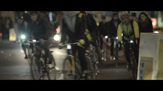 Video Reference N4: land vehicle, bicycle, cycling, road bicycle, vehicle, night, crowd, street, recreation, darkness