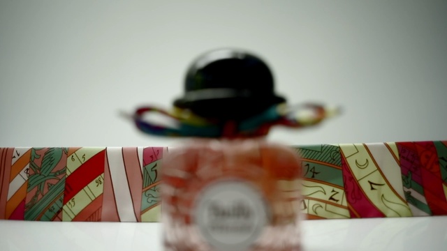 Video Reference N3: pack, product, scent, perfume, white background, studio, tape, closeup, close up