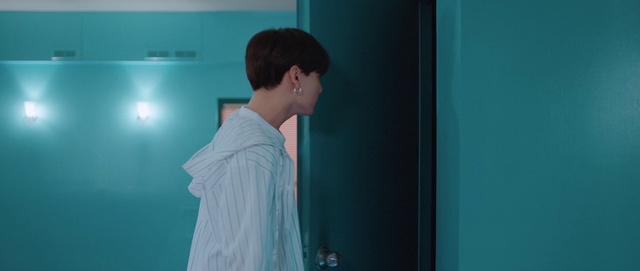 Video Reference N10: Shoulder, Blue, Turquoise, Joint, Standing, Neck, Room, Jaw, Black hair