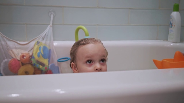 Video Reference N5: Bathtub, Bathing, Product, Child, Baby Products, Plumbing fixture, Room, Toddler, Baby, Baby safety