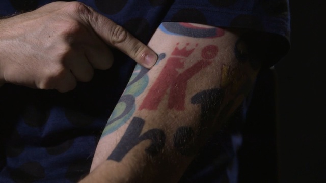 Video Reference N10: hand, finger, tattoo, arm, human body, flesh, joint, muscle, tattoo artist, neck