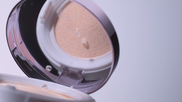 Video Reference N0: face powder, powder, toiletry, makeup, cosmetic, cup, coffee, drink, beverage, breakfast, caffeine, espresso, mug, brown, morning, saucer, hot