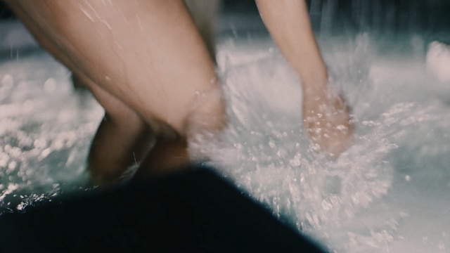 Video Reference N0: Water, Leg, Hand, Human leg, Bathing, Joint, Foot, Photography, Nail, Person