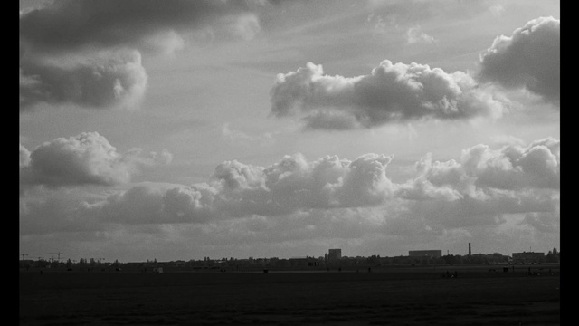 Video Reference N0: sky, cloud, horizon, black and white, atmosphere, monochrome photography, daytime, cumulus, photography, meteorological phenomenon