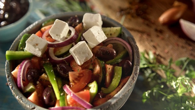 Video Reference N1: Dish, Cuisine, Food, Salad, Ingredient, Greek salad, Vegetable, Vegetarian food, Produce, Fattoush, Person