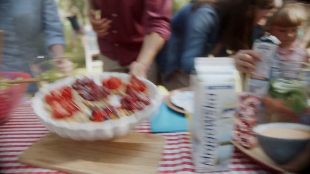 Video Reference N1: Food, Dish, Cuisine, Eating, Meal, Fast food, Sweetness, Dessert, Sundae, Ingredient, Person