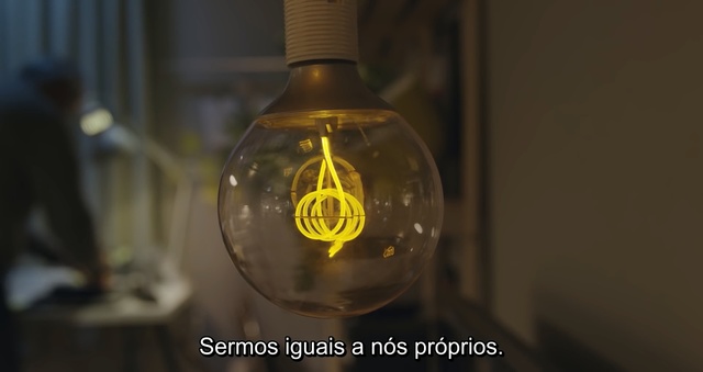 Video Reference N0: Light, Glass, Light fixture, Glass bottle, Light bulb, Incandescent light bulb